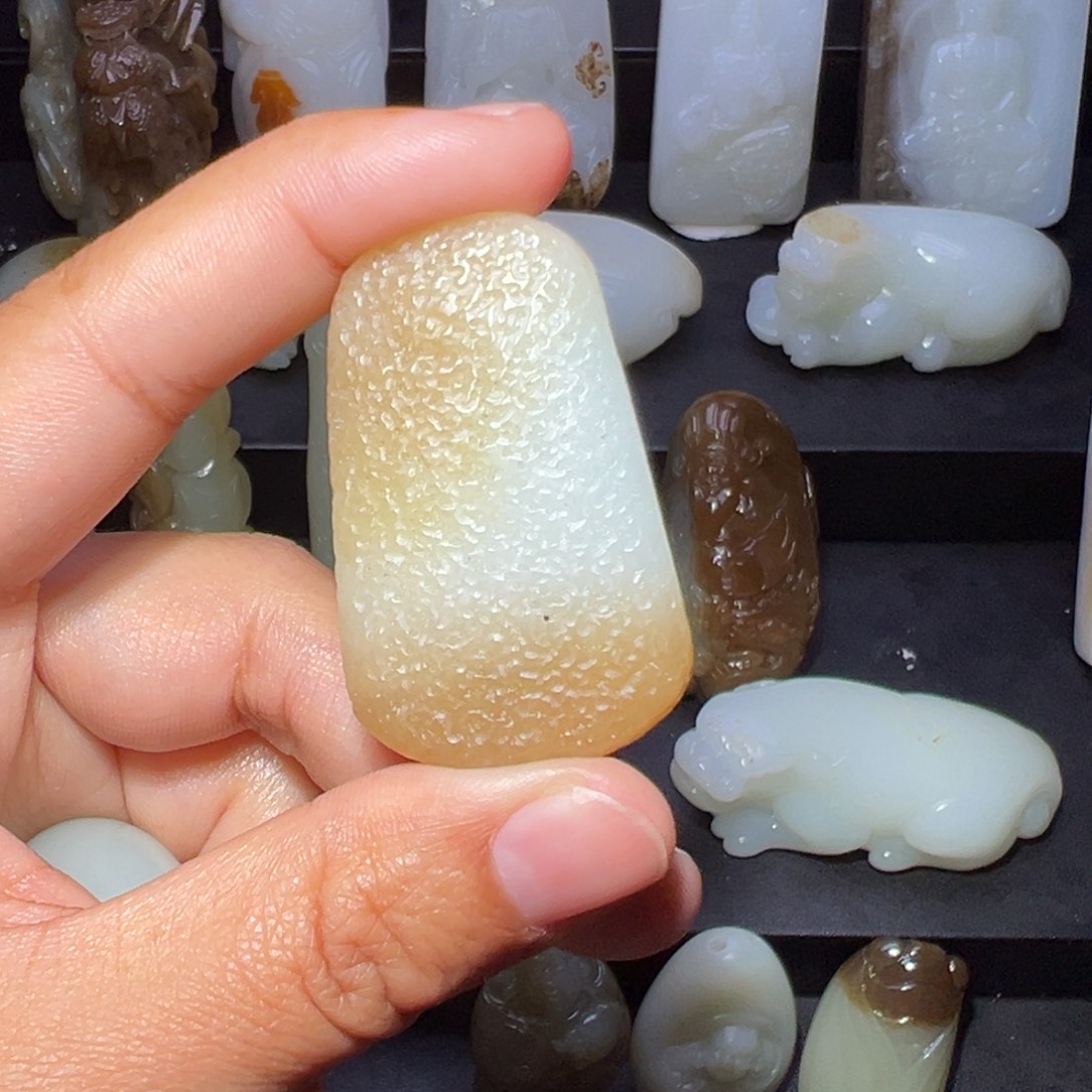 浪***鱼和田玉未镶嵌颈饰