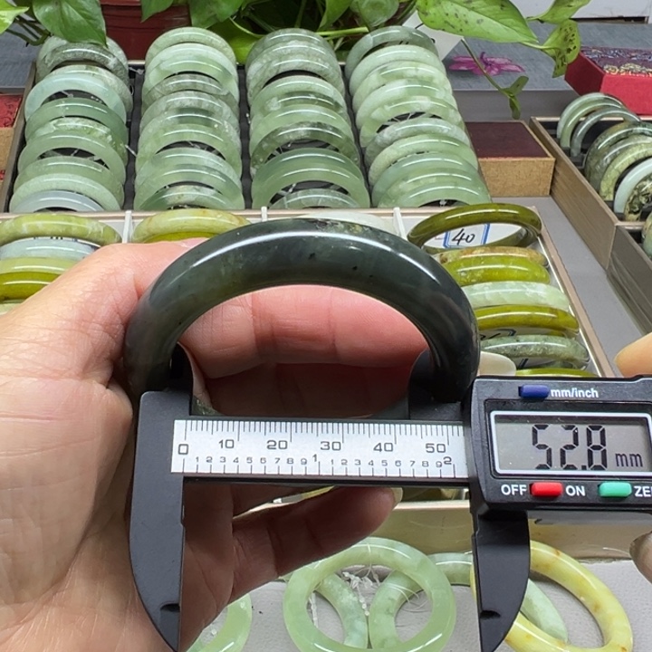 蛇纹石玉未镶嵌手镯1