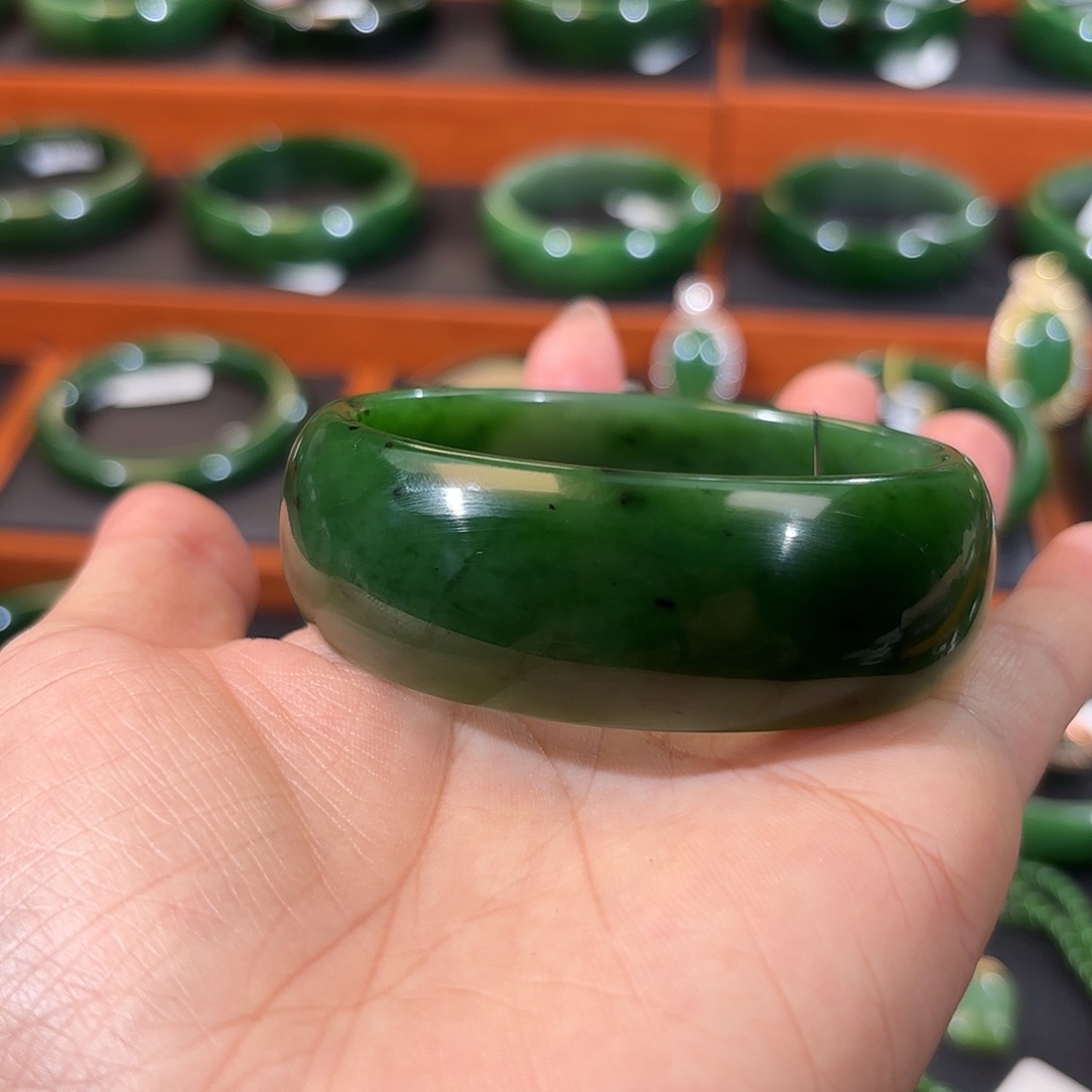 和田玉（碧玉）未镶嵌手镯辣阳绿