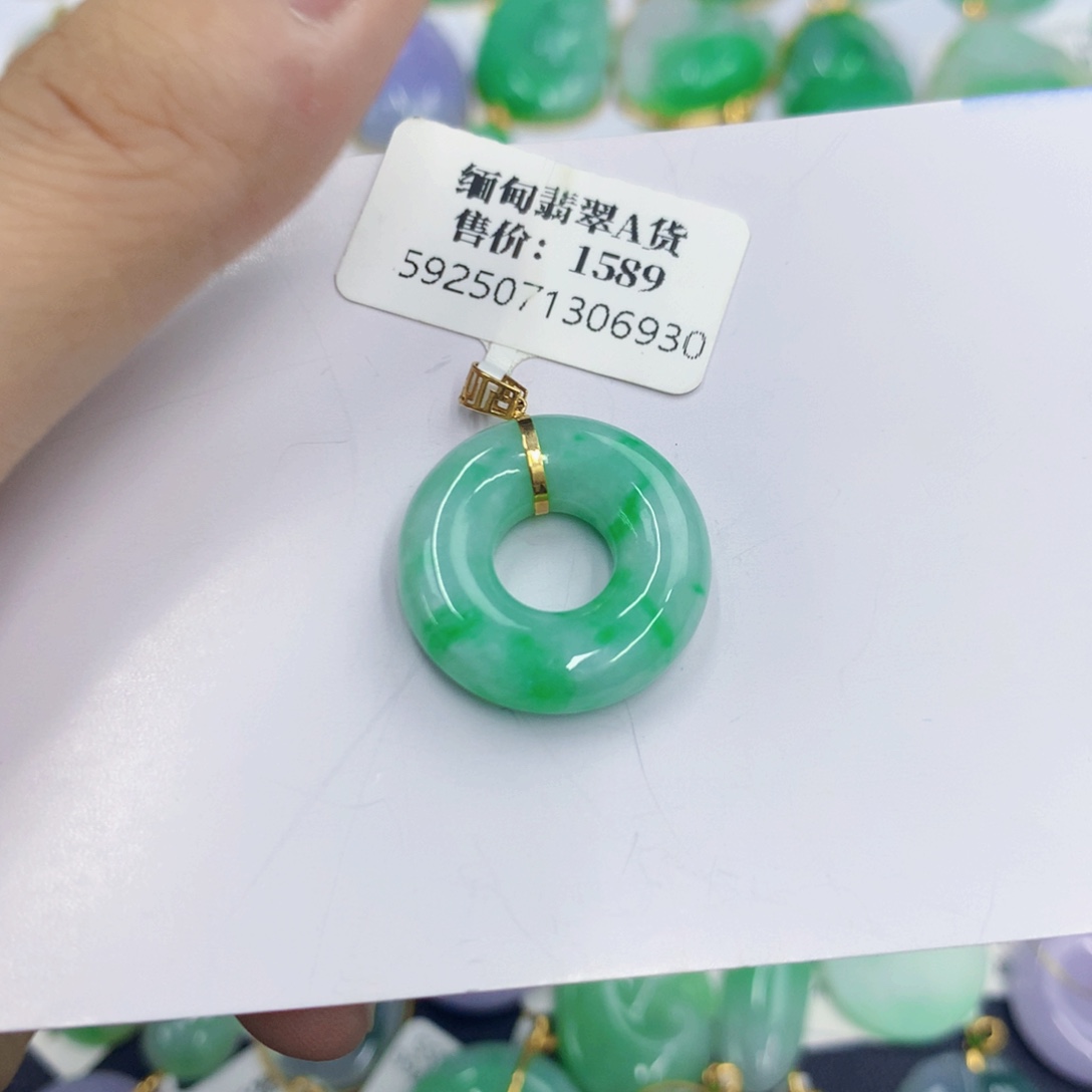翡翠18K金镶嵌颈饰翡翠