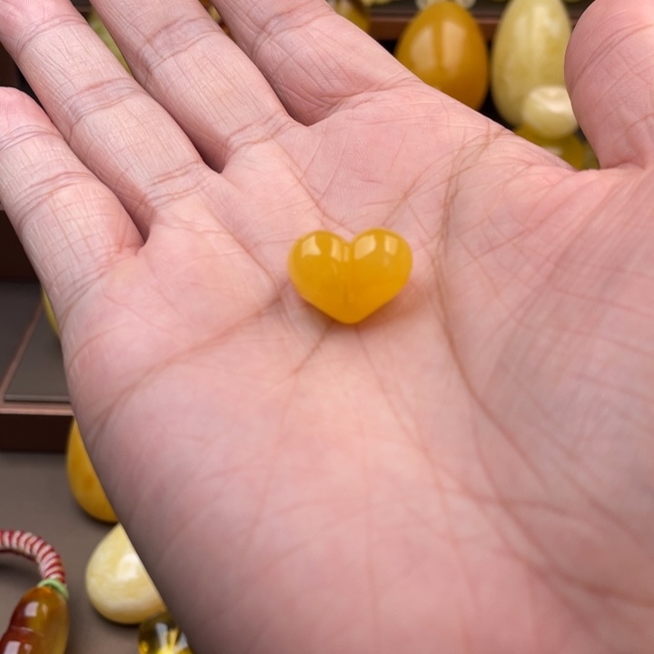 琥珀未镶嵌颈饰如图