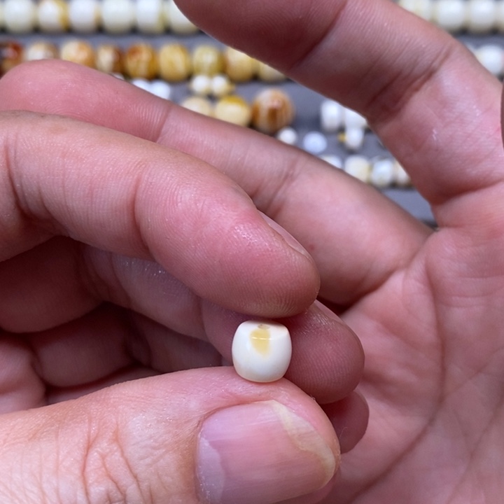 剃***刀琥珀未镶嵌裸石直切