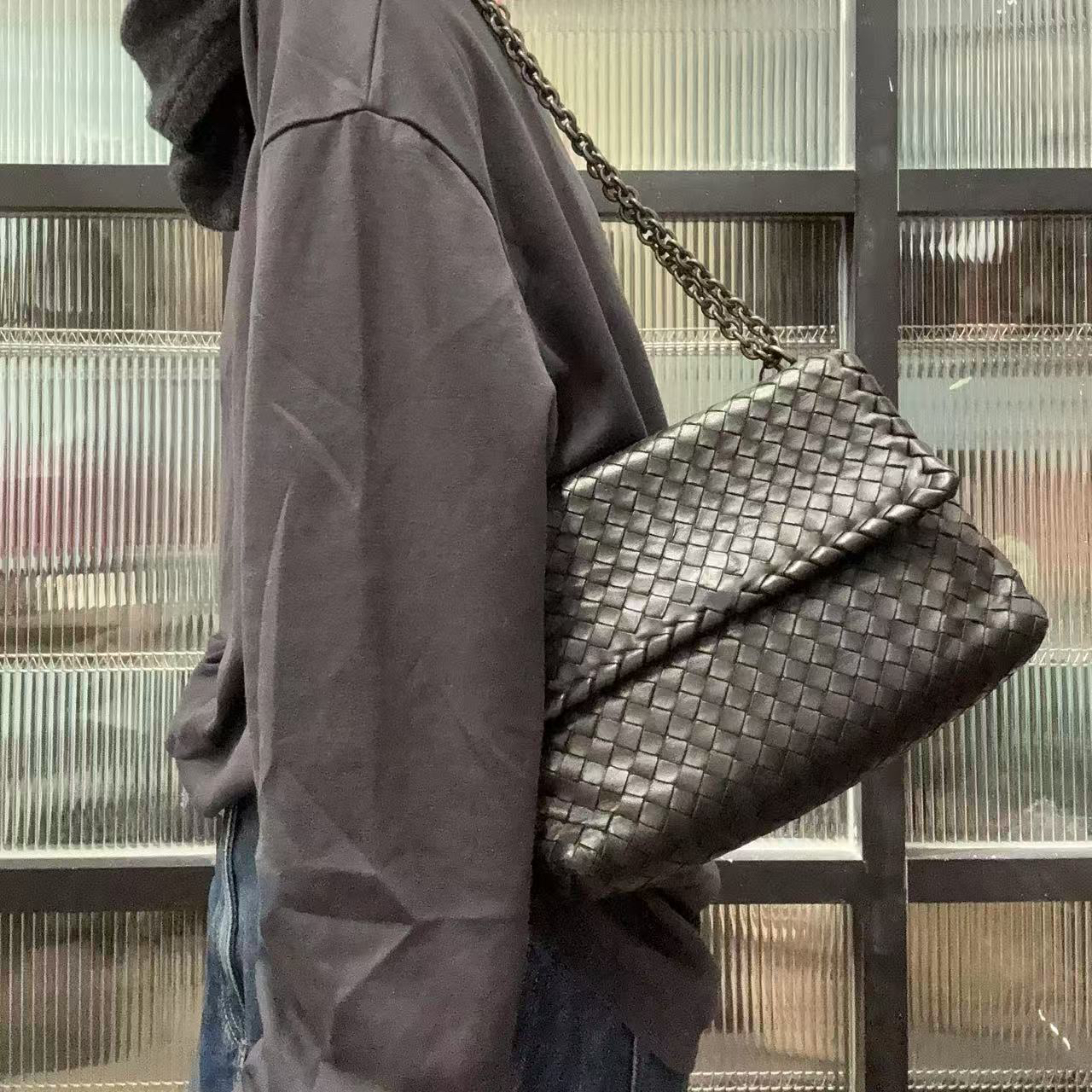 95新 BOTTEGA VENETA/葆蝶家 【蕾】 12 0249 黑色奥林匹亚单肩包