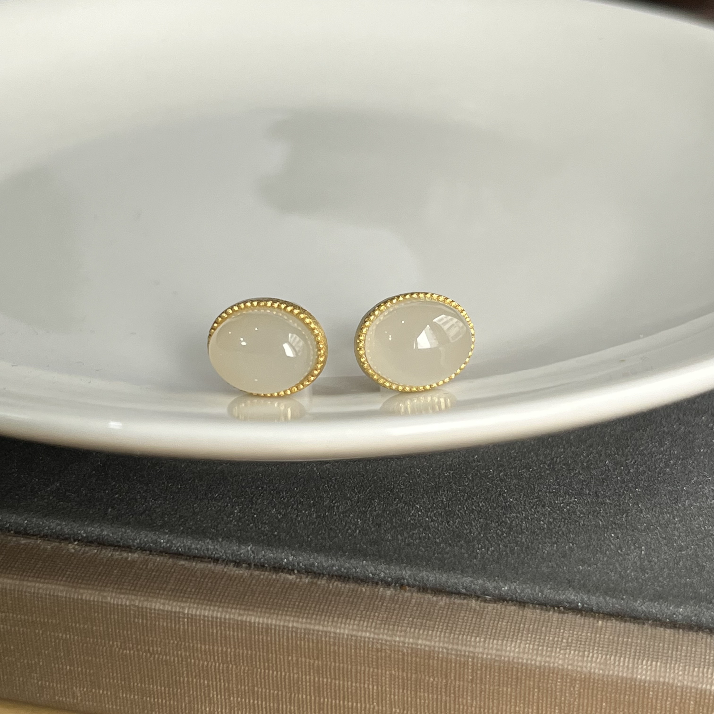 和田玉白玉蛋面包镶S925银耳钉