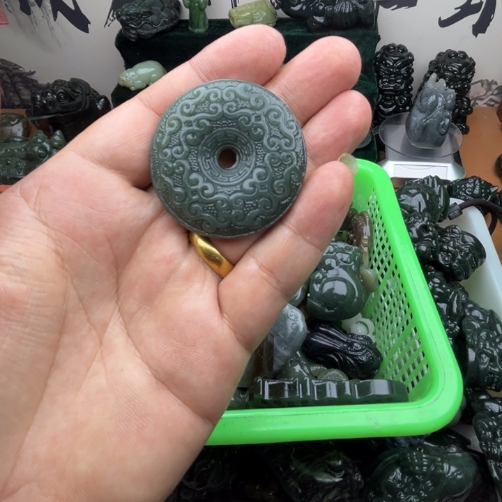 和田玉未镶嵌把件