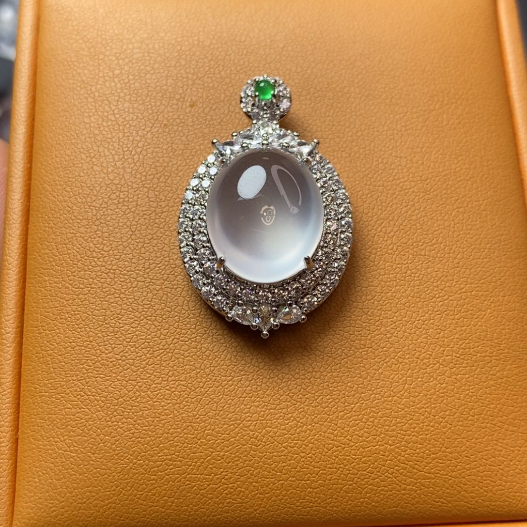 石英质玉合金吊坠