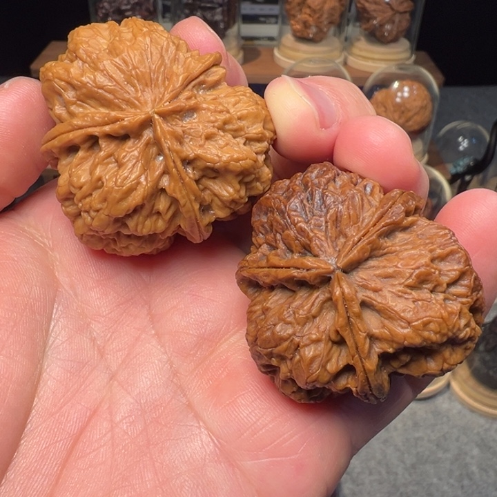 文玩核桃把件古朴滚龙纹三棱44mm