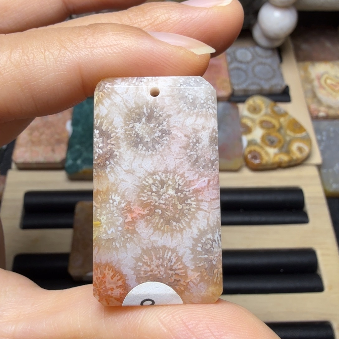 硅化玉未镶嵌带晶洞的嫩嫩粉烟花