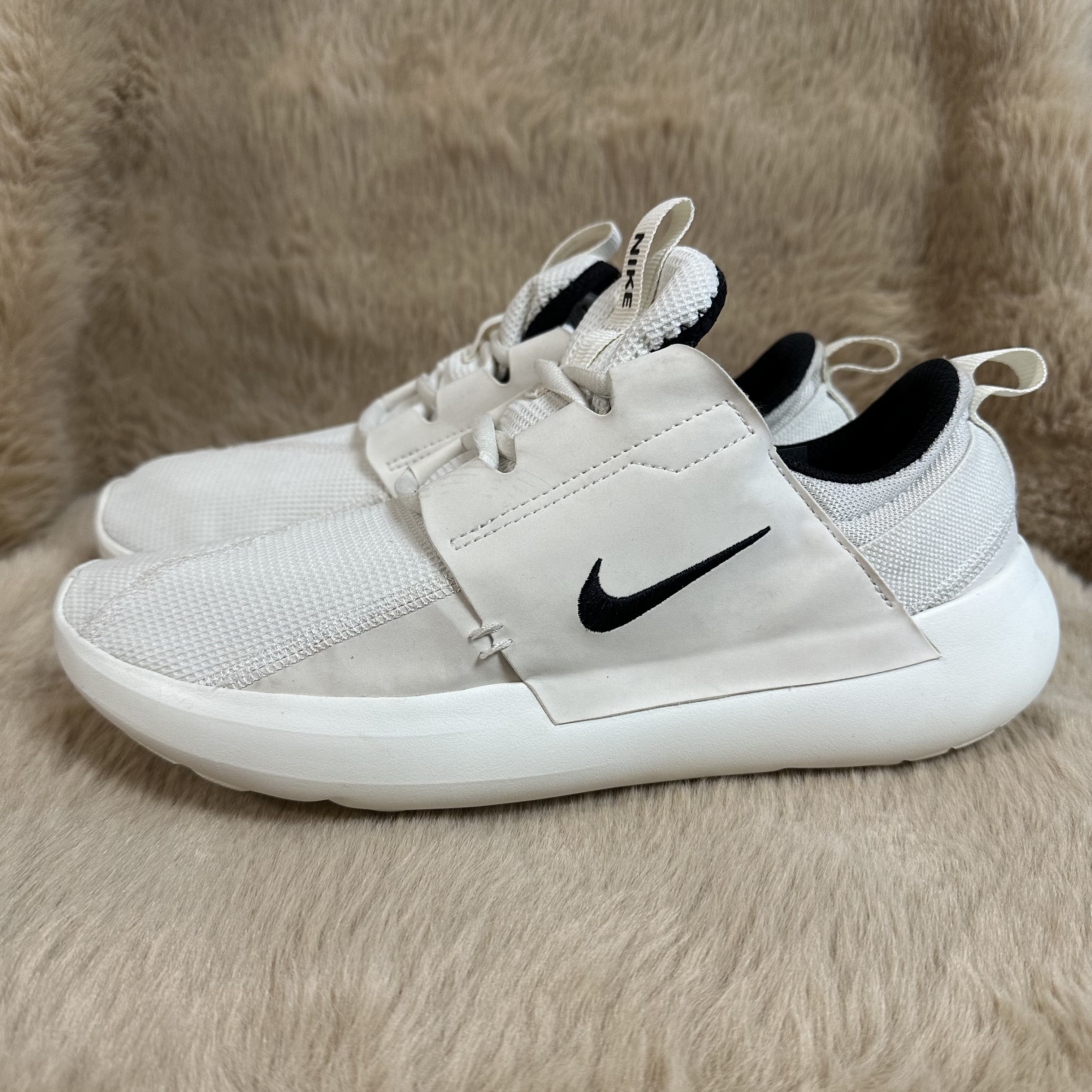 95新 MM6 42.5码270/ E-Series AD 缓震 复古 休闲鞋 白色