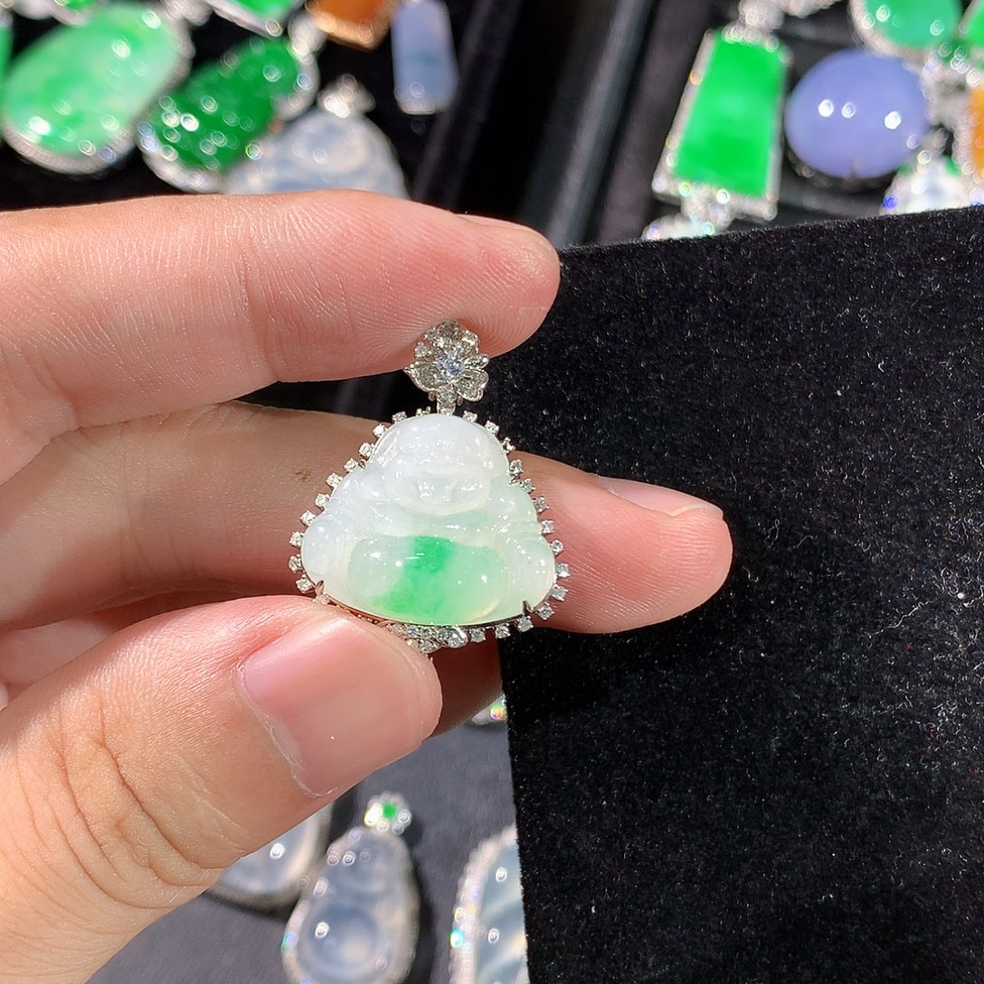 翡翠18K金镶嵌颈饰