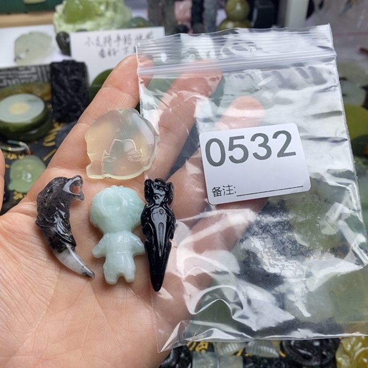 蛇纹石玉颈饰合金十***人