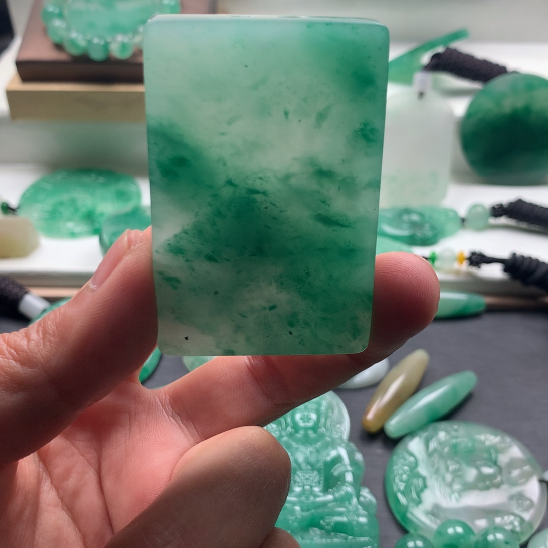 深***山石英质玉（非洲翠）未镶嵌颈饰