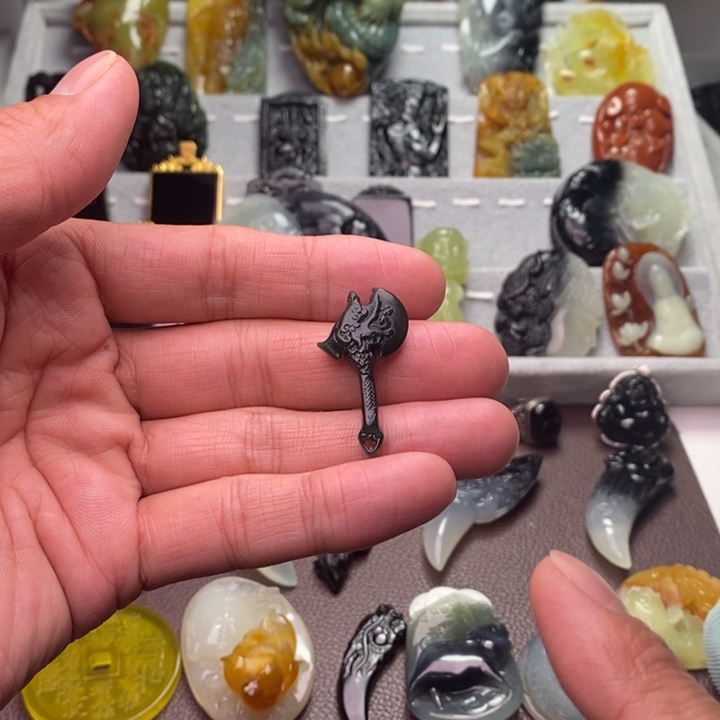 蛇纹石玉颈饰未镶嵌于*麟