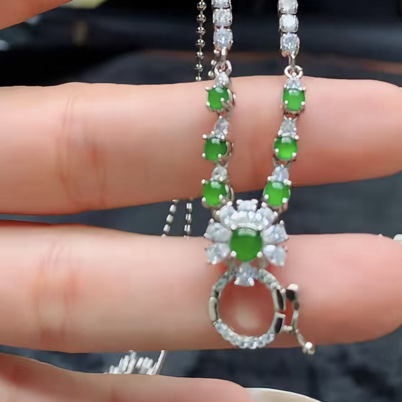 天然翡翠A货阳绿万能扣锁骨链