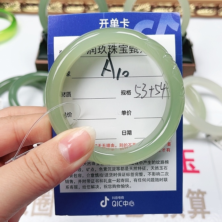 和田玉手镯未镶嵌