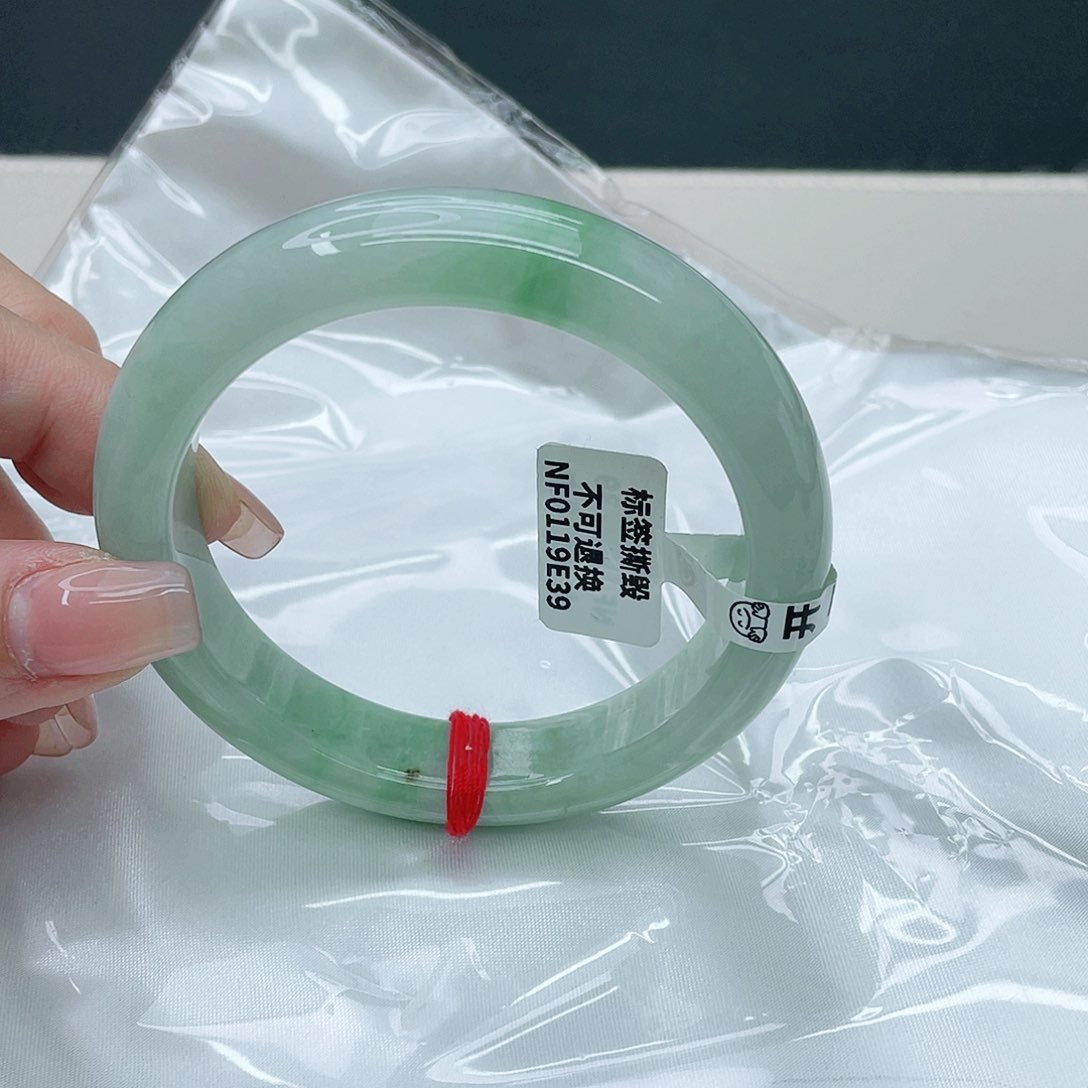 翡翠手镯未镶嵌正60.7