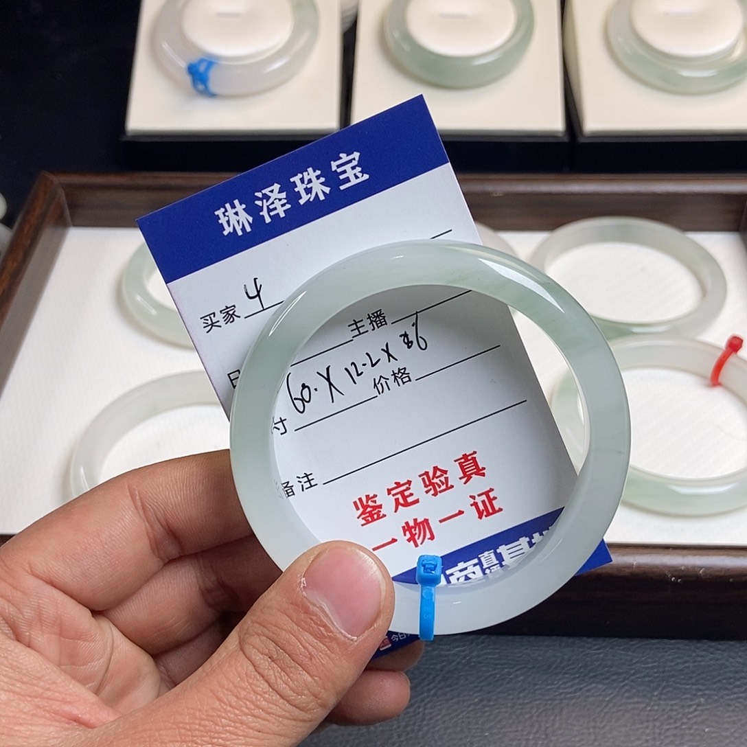 發***姐石英质玉未镶嵌手镯4