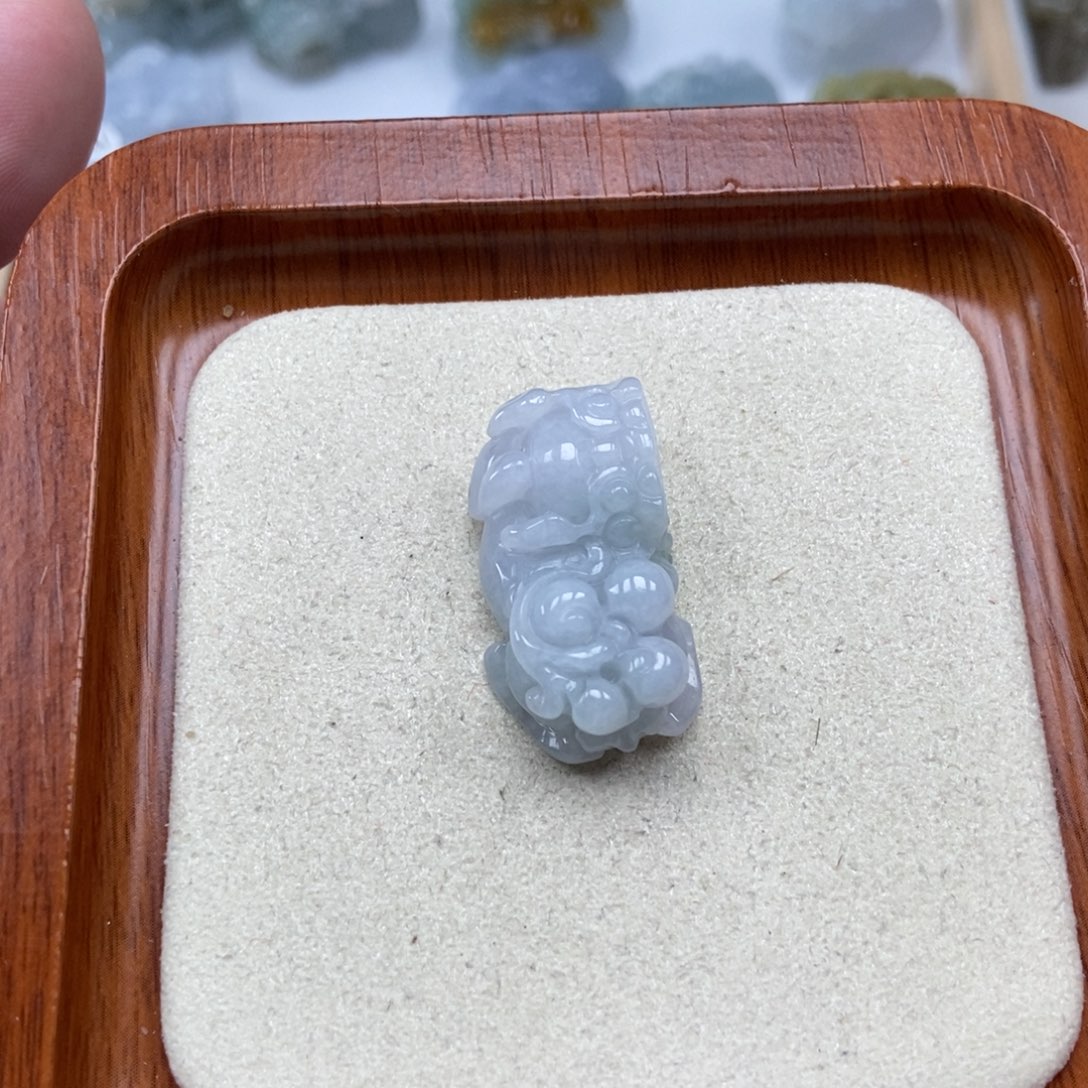 翡翠未镶嵌颈饰霸王