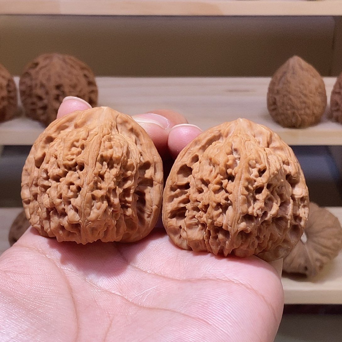 文玩核桃吊坠46尺高三角红皮南将石，全品