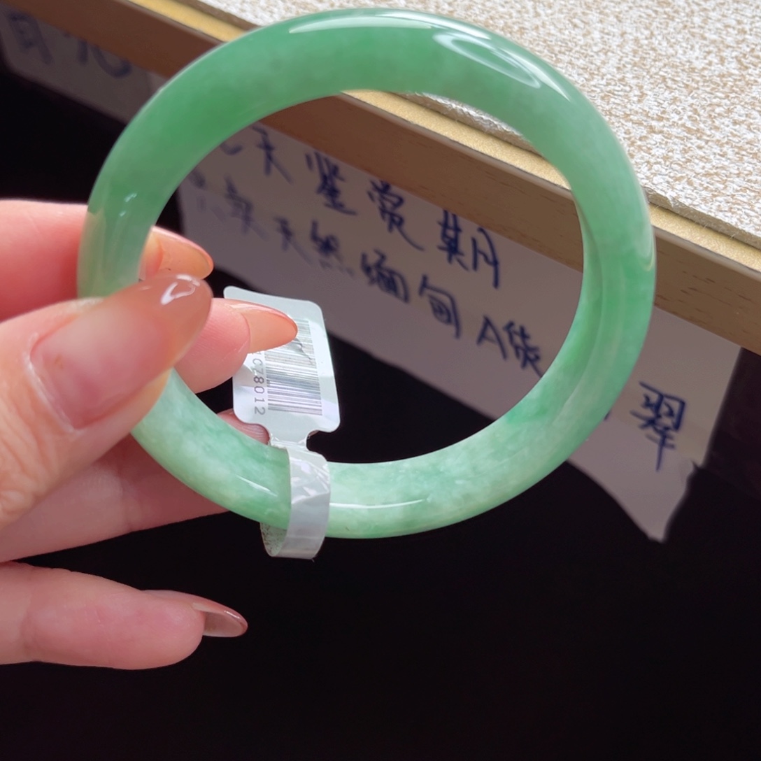 翡翠手镯未镶嵌手镯