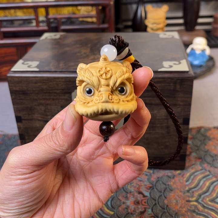 贡木小叶黄杨醒狮把件
