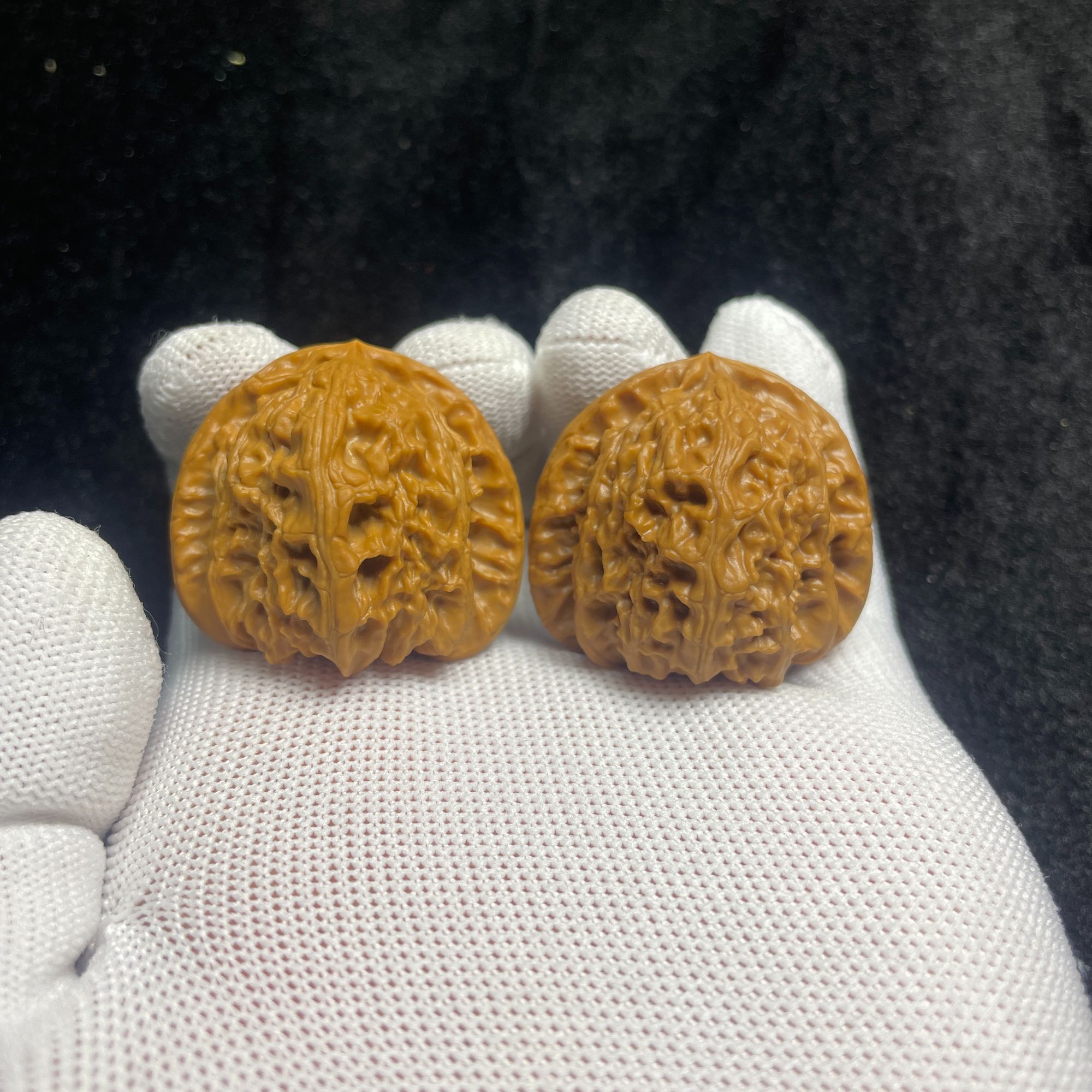 文玩核桃三角白狮子一物一图（修尖，有色差，已打底）