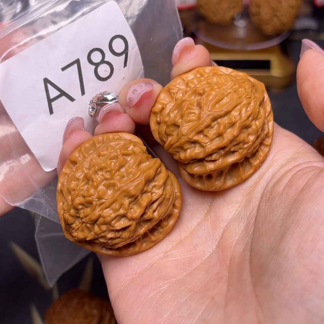 文玩核桃吊坠金牛40