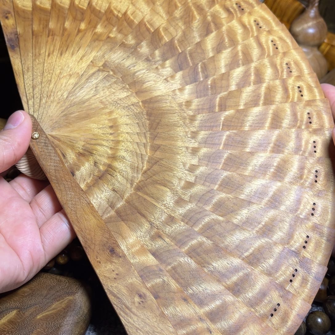 金丝楠花纹小扇子