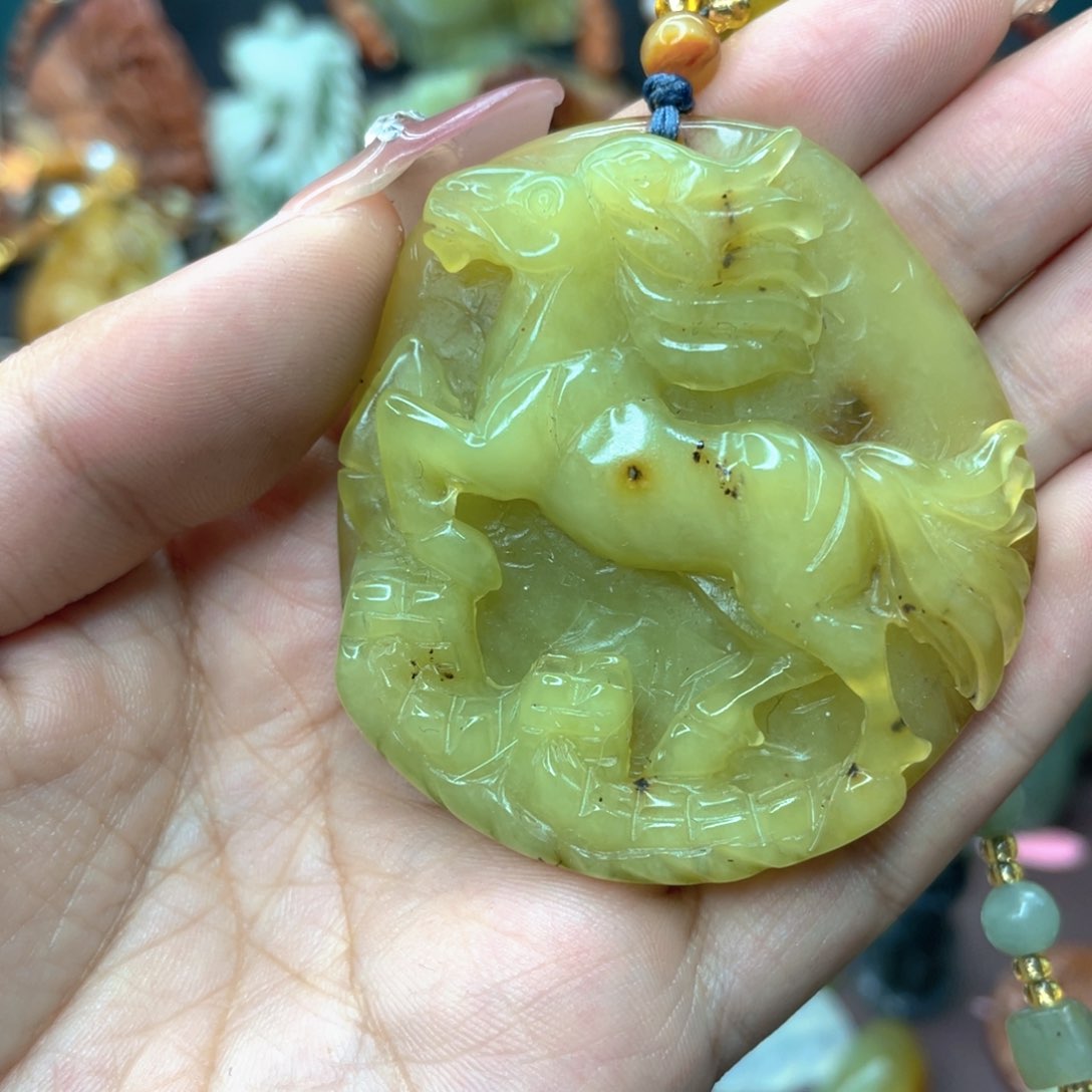 蛇纹石玉颈饰未镶嵌