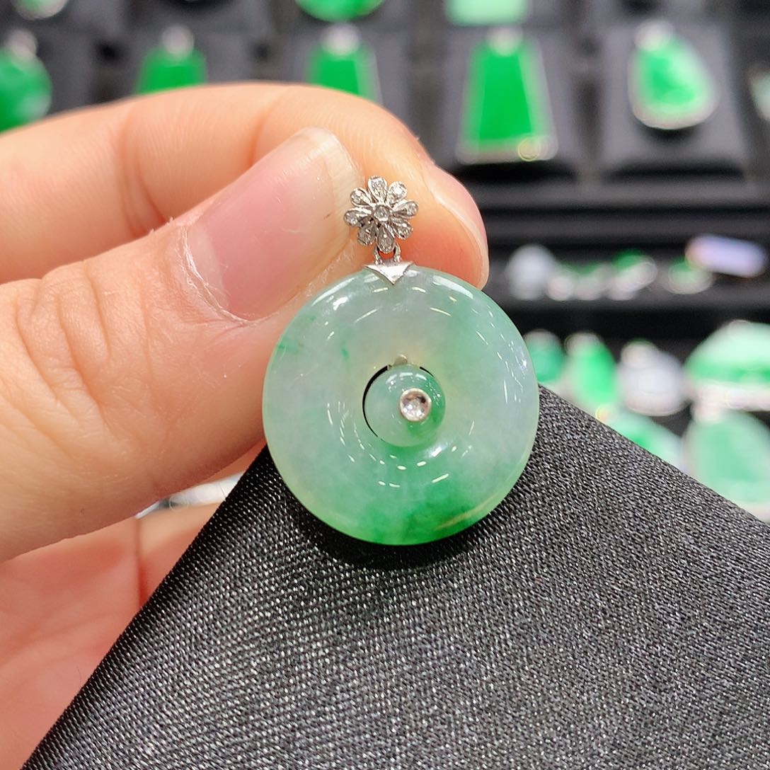 翡翠18K金镶嵌颈饰平安扣