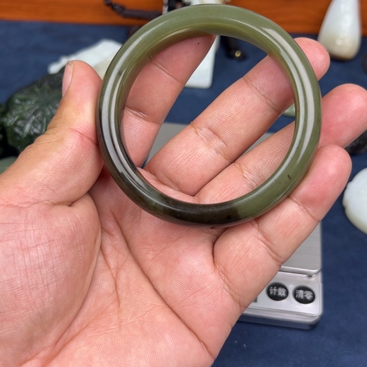 和田玉手镯未镶嵌