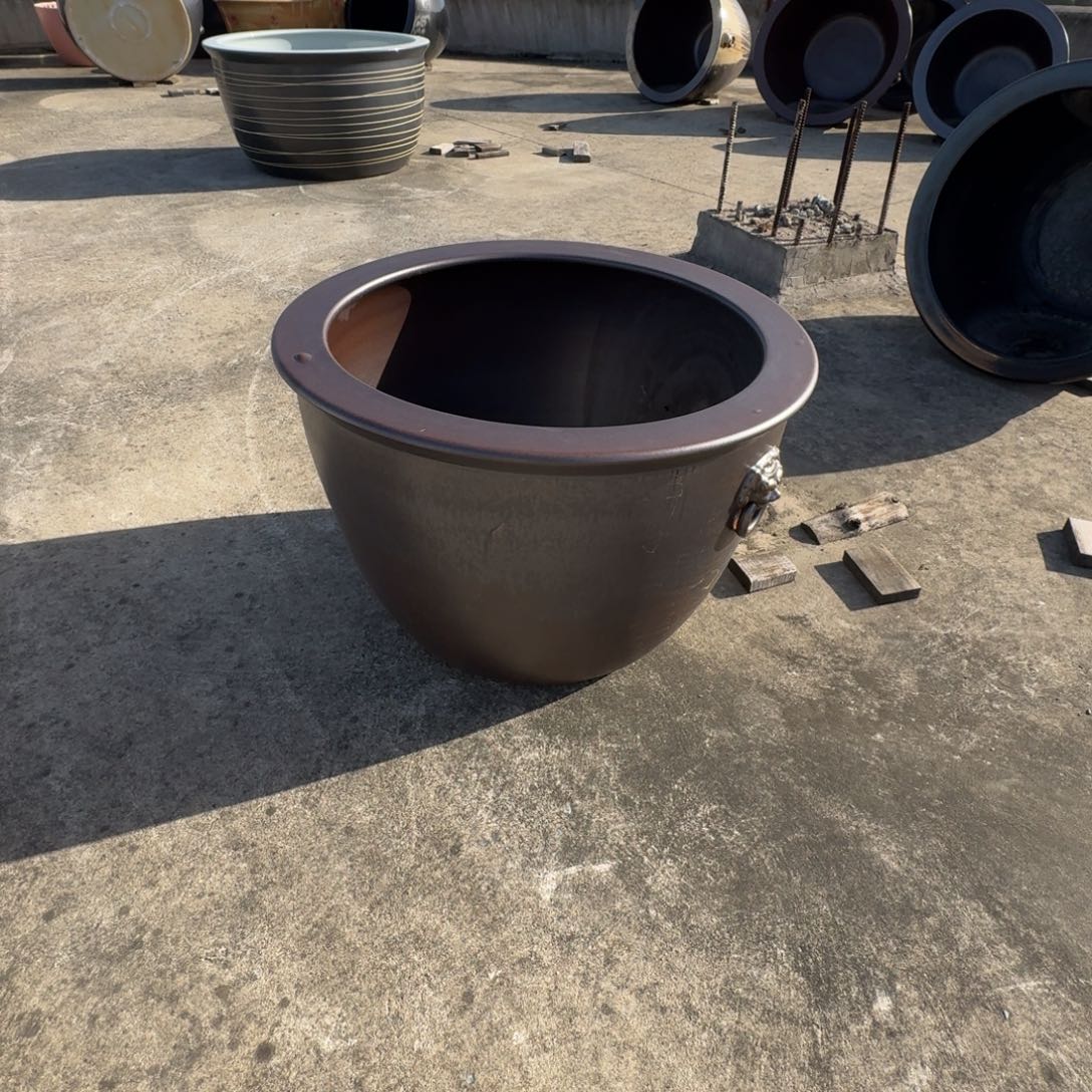 Y***e瓷片直径85，高58。底部磕碰，鼓包