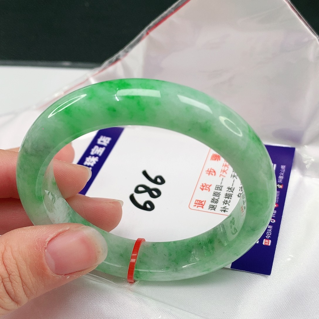 翡翠手镯未镶嵌翡翠
