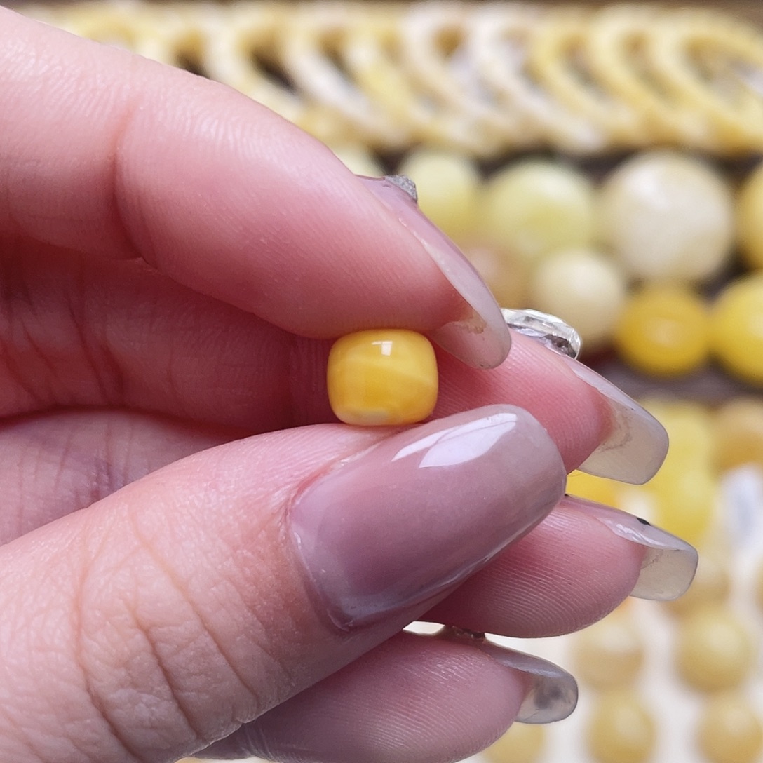 琥珀未镶嵌裸石7.5*6.4mm氧化款老型瑕