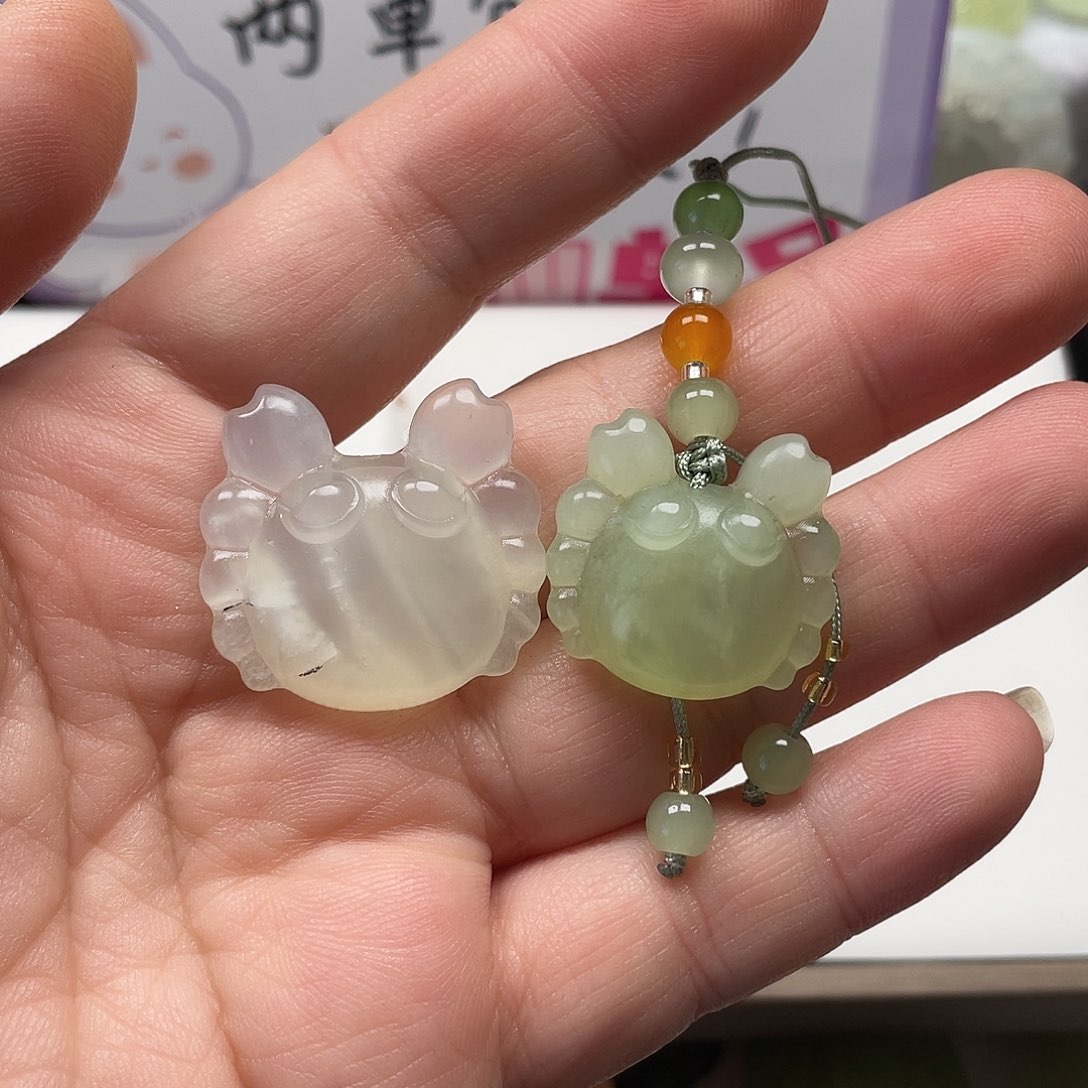 昕***桐蛇纹石玉未镶嵌颈饰