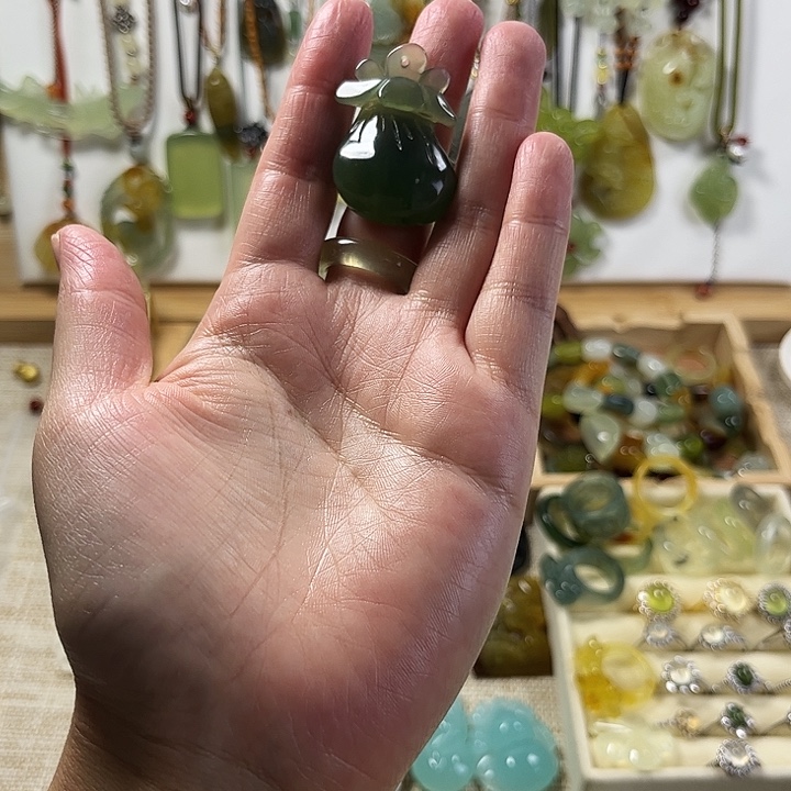 每***心蛇纹石玉未镶嵌颈饰