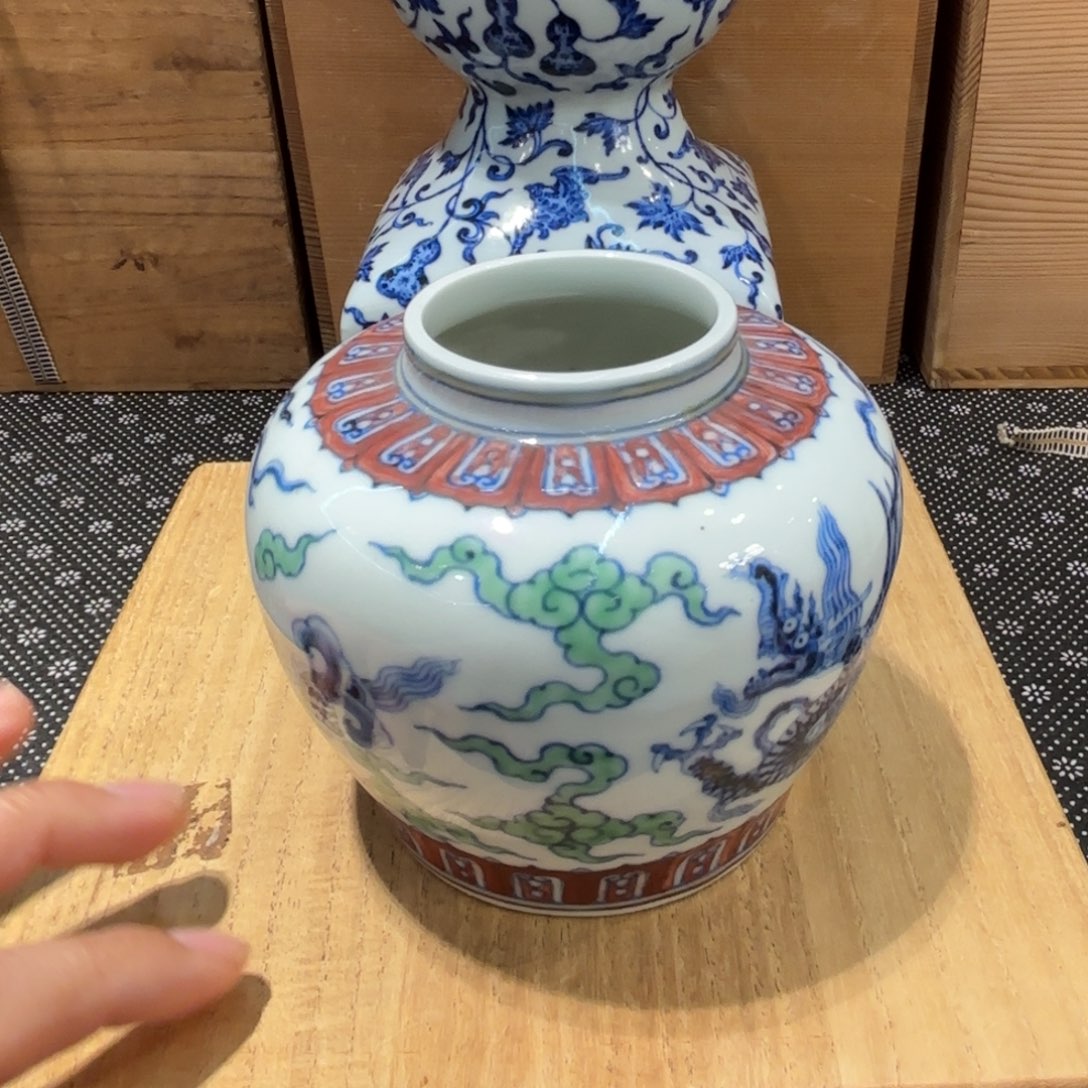 杯斗彩三抓龙纹小罐