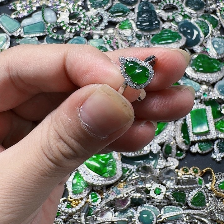 翡翠颈饰未镶嵌天然A货翡翠放漏