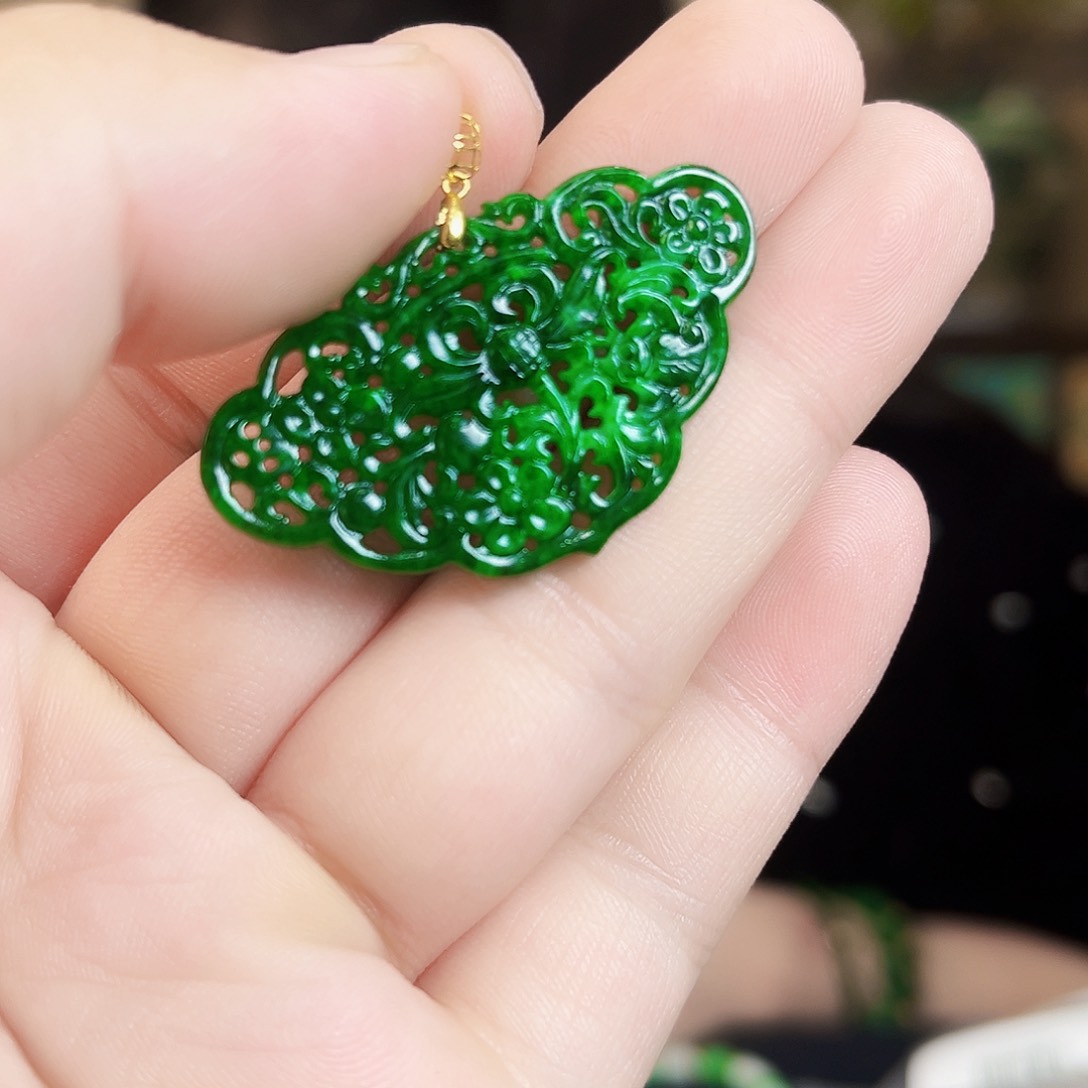 翡翠18K金镶嵌颈饰吊坠