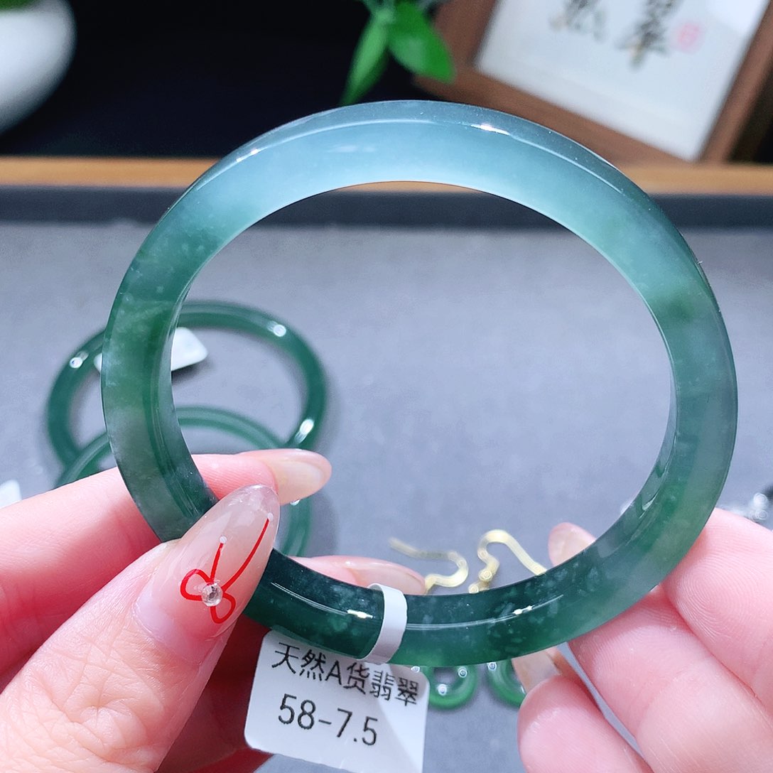 翡翠未镶嵌手镯（圆镯）