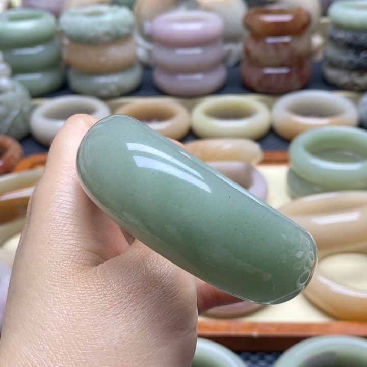 石英岩玉手镯未镶嵌