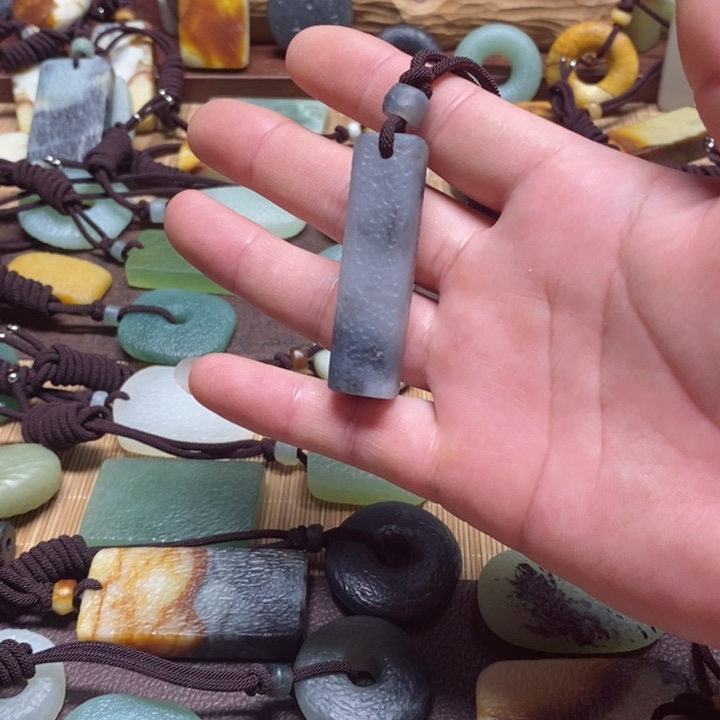 蛇纹石玉挂件未镶嵌