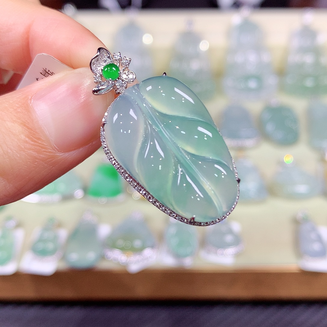 翡翠18K金镶嵌颈饰叶子