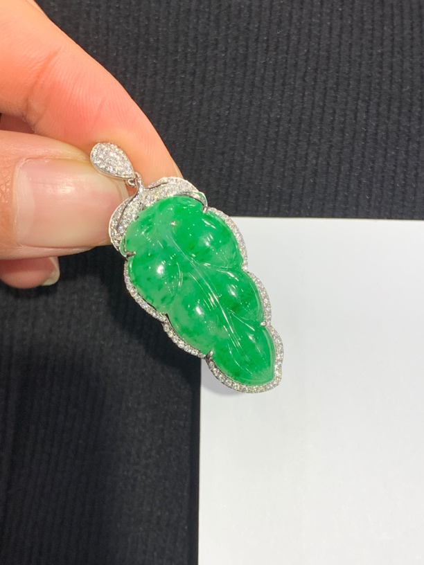 18K金镶嵌天然缅甸翡翠阳绿树叶吊坠