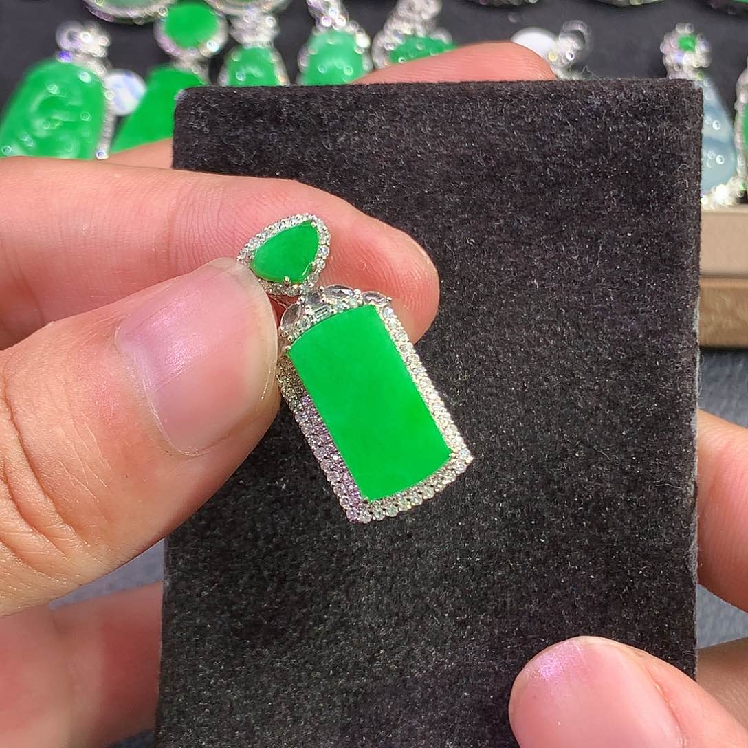 翡翠18K金镶嵌吊坠(赠链)