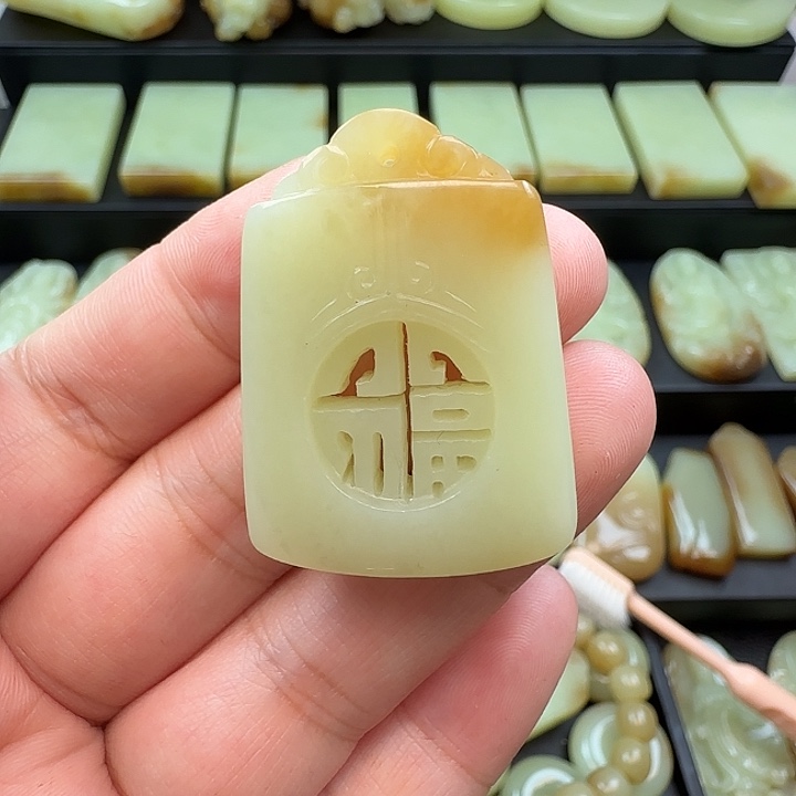 泽***南和田玉未镶嵌颈饰