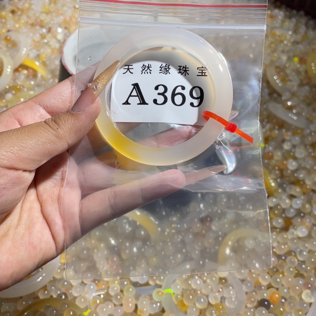 韦***月玛瑙/玉髓未镶嵌手镯