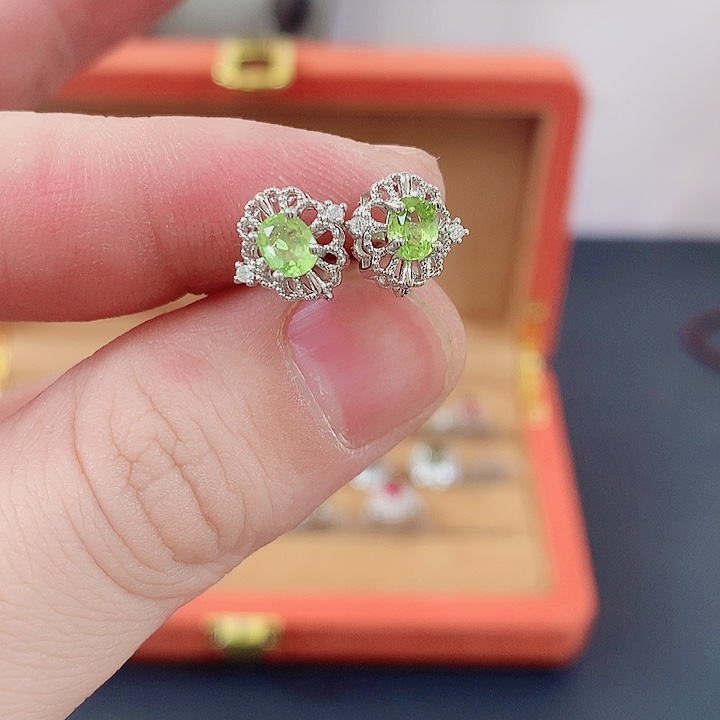 橄榄石耳钉银S925镶嵌