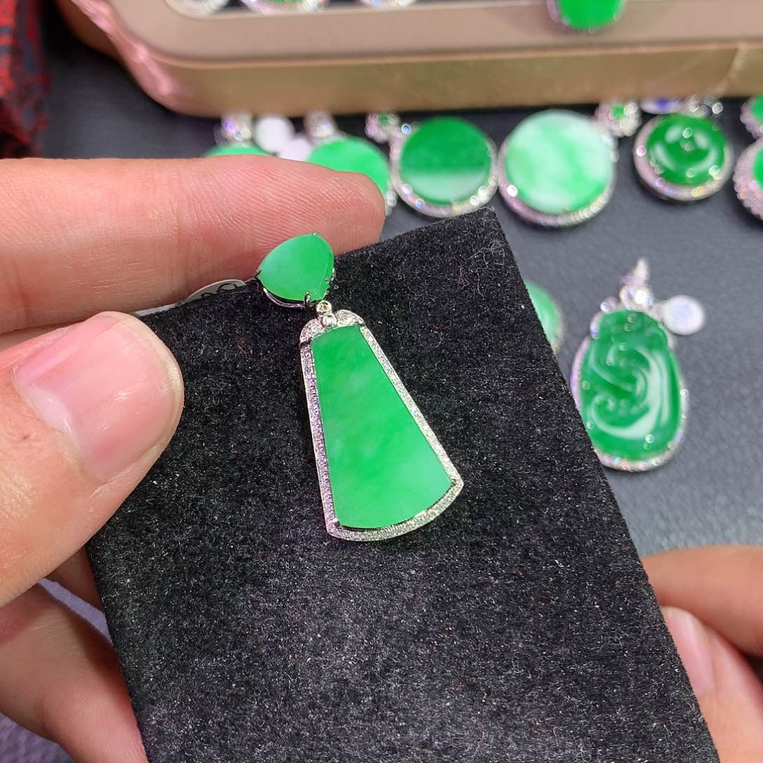 翡翠吊坠(赠链)18K金镶嵌