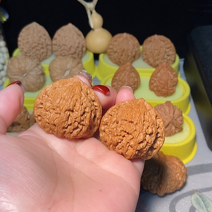 文玩核桃吊坠虎头王